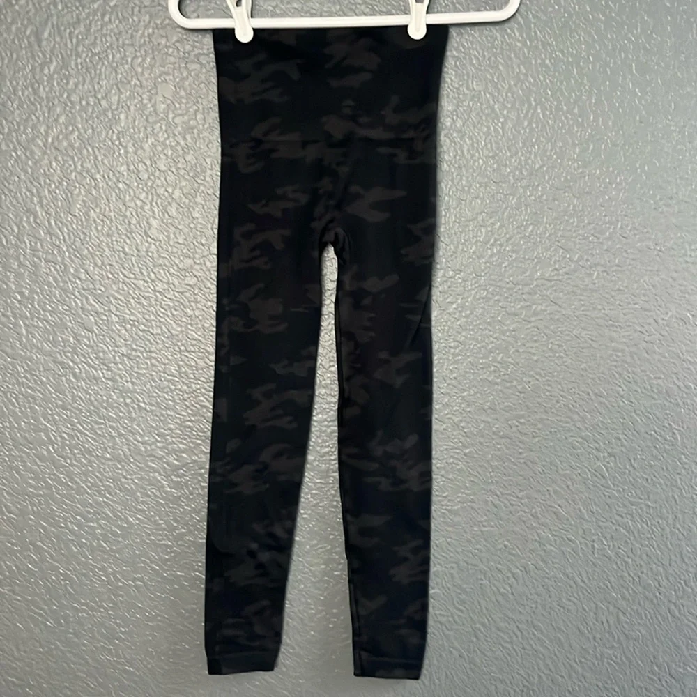 Spanx// Look at me now leggings black and gray camo size small